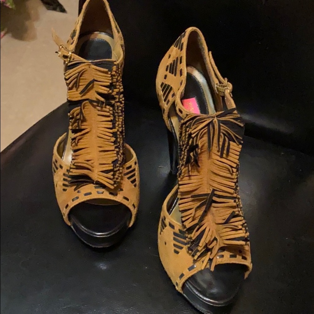 Betsy Johnson Taylor Brown/Black suede heels